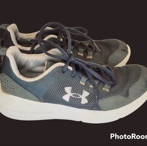 Under Armour boys shoe size 4